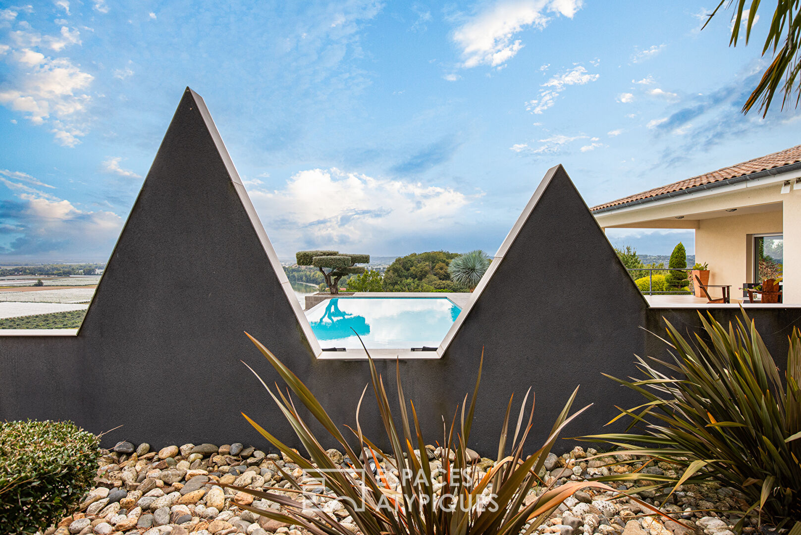 Maison avec piscine à débordement et vue à couper le souffle