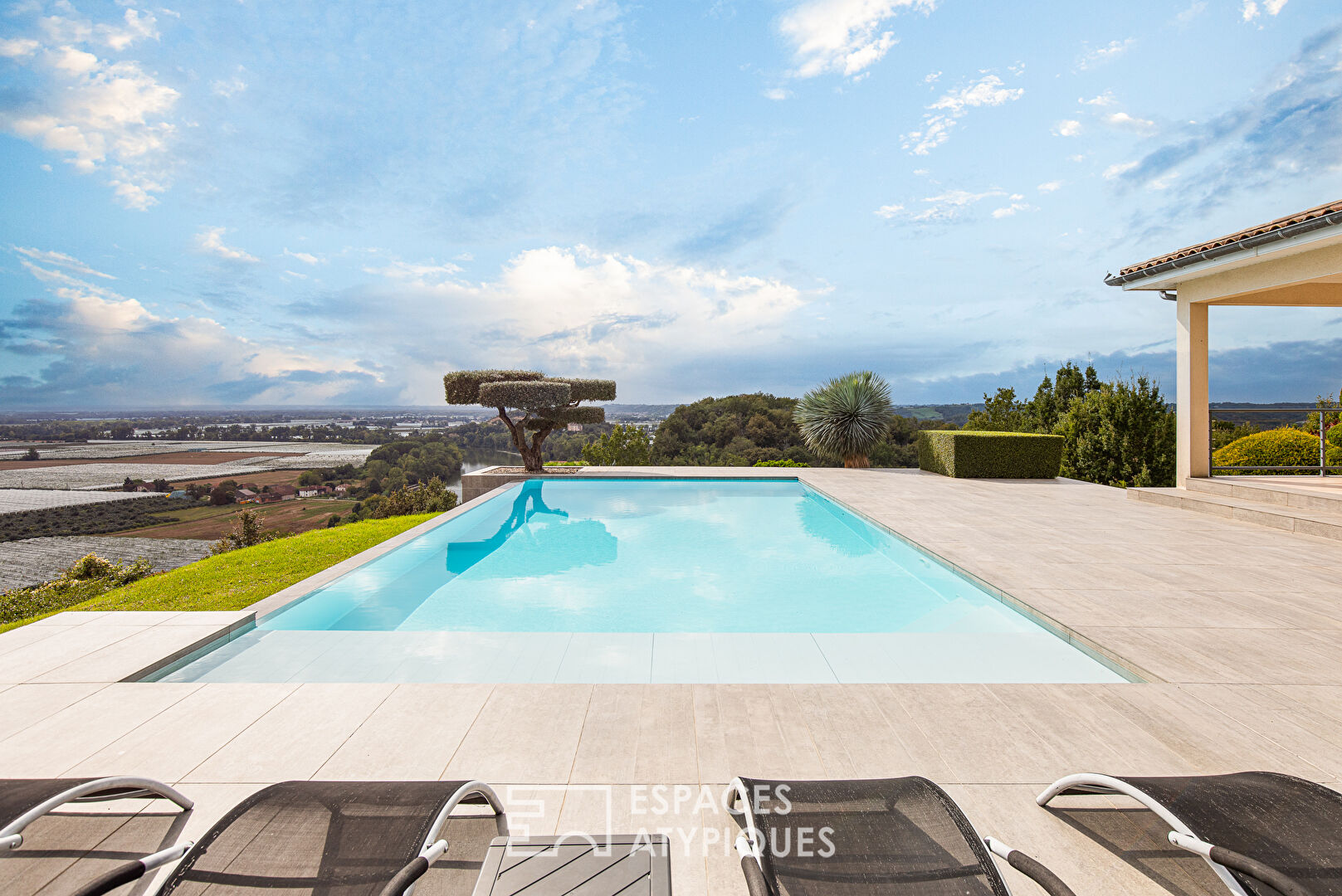 Maison avec piscine à débordement et vue à couper le souffle