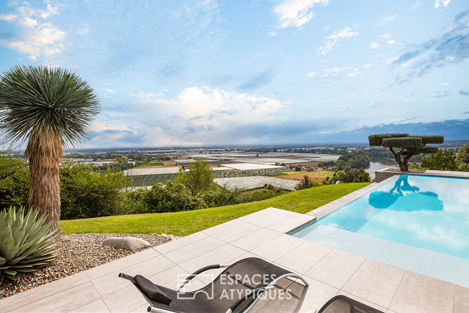 Maison avec piscine à débordement et vue à couper le souffle