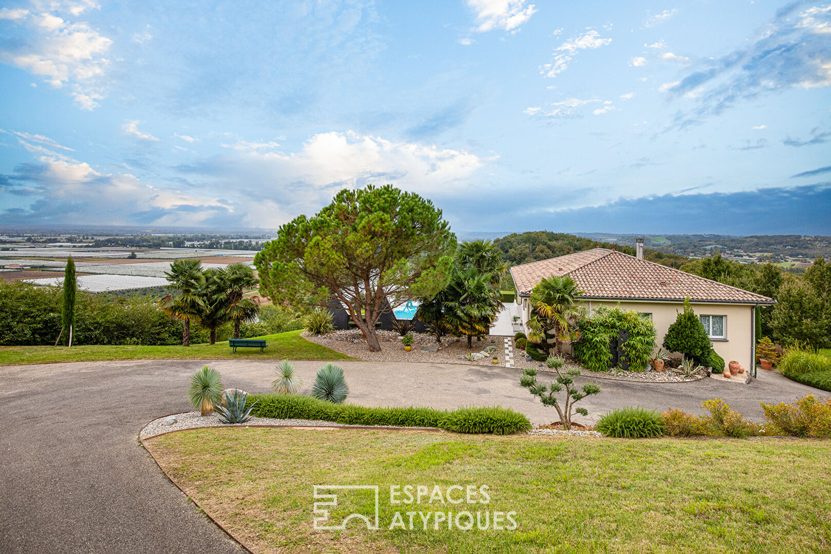 Maison avec piscine à débordement et vue à couper le souffle