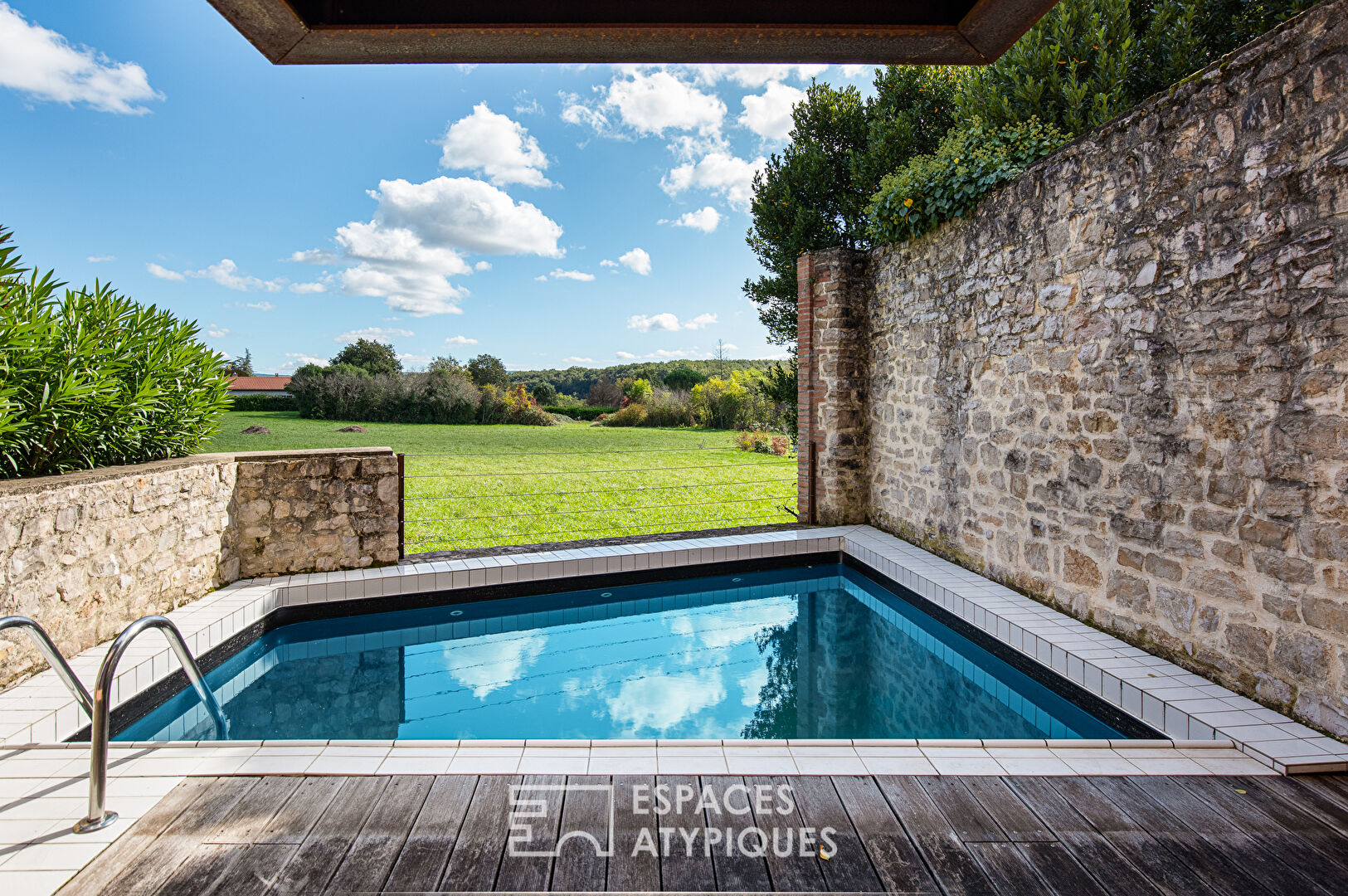 Maison avec piscine et garage dans un village au bord de l’Aveyron