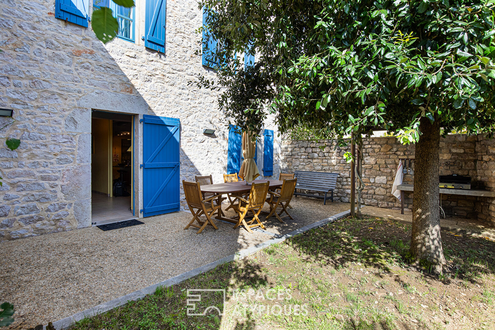 Maison avec piscine et garage dans un village au bord de l’Aveyron