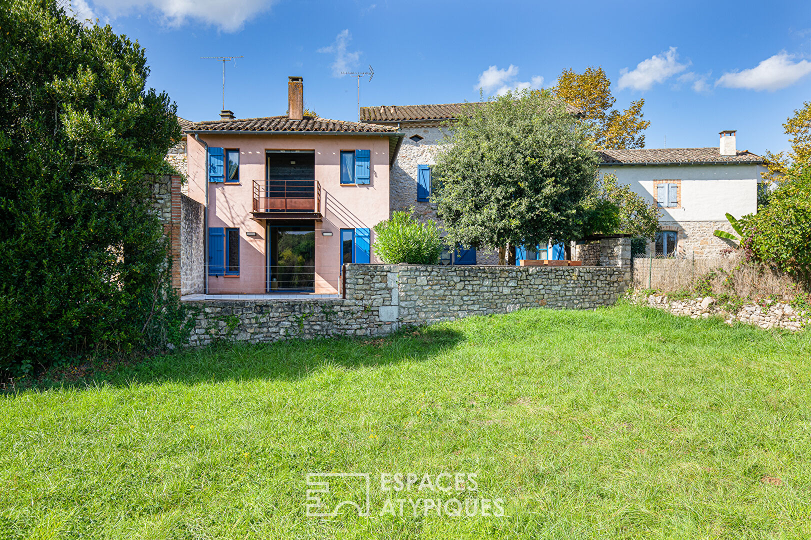 Maison avec piscine et garage dans un village au bord de l’Aveyron