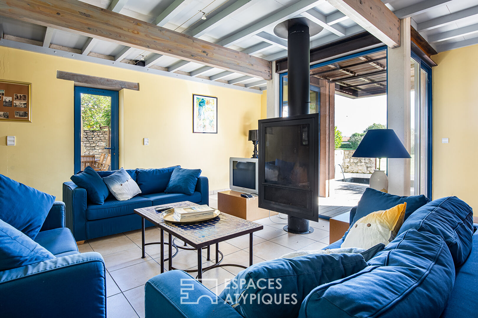 Maison avec piscine et garage dans un village au bord de l’Aveyron