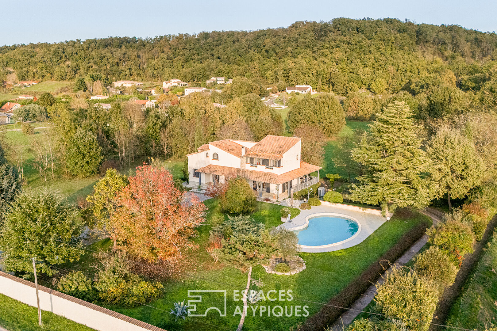 House with full basement and swimming pool at the city gates