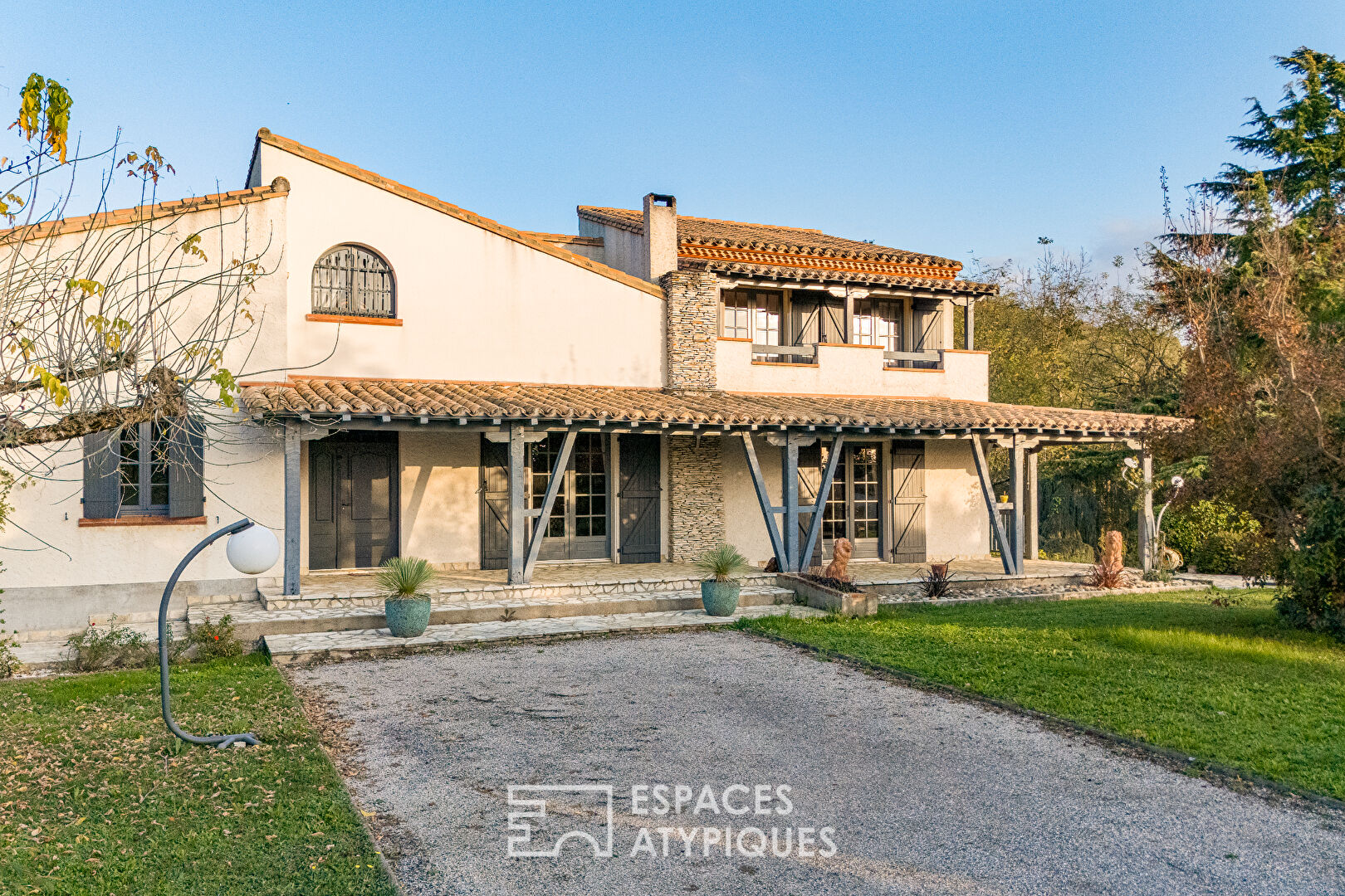 House with full basement and swimming pool at the city gates