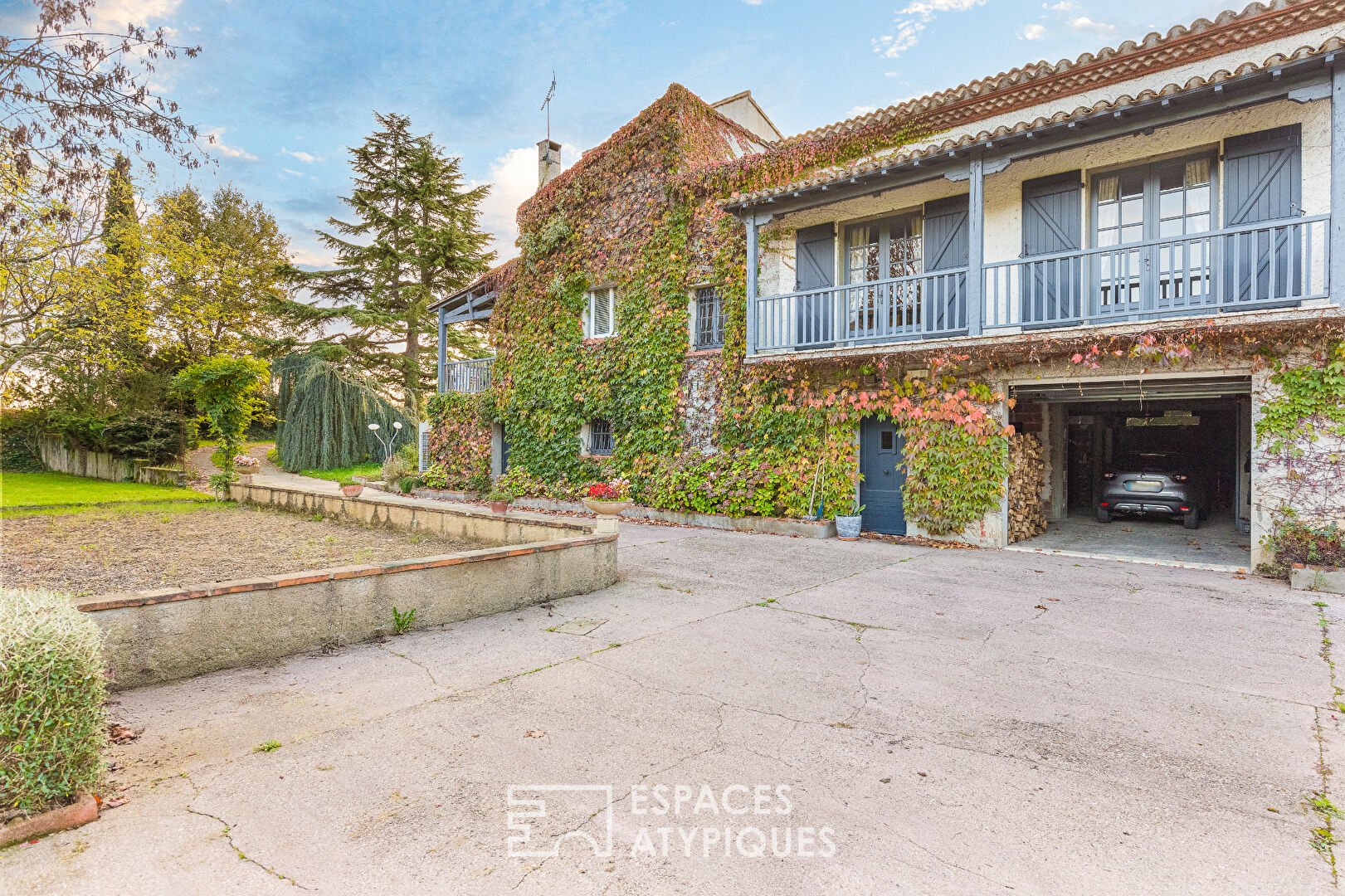 House with full basement and swimming pool at the city gates