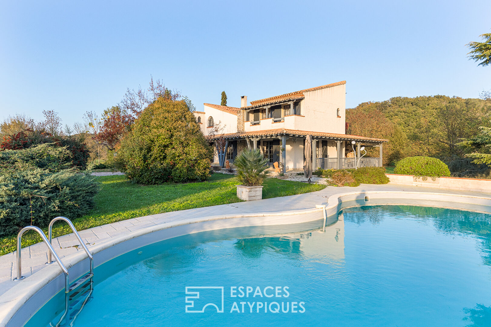 House with full basement and swimming pool at the city gates