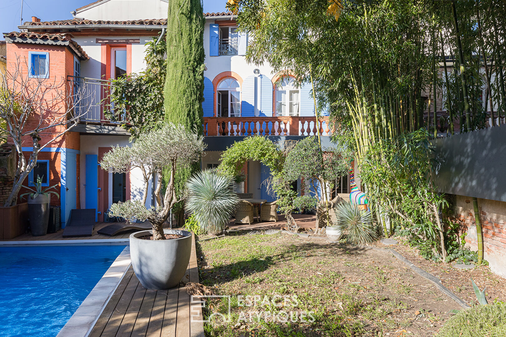 Maison de prestige avec piscine et spa au centre-ville