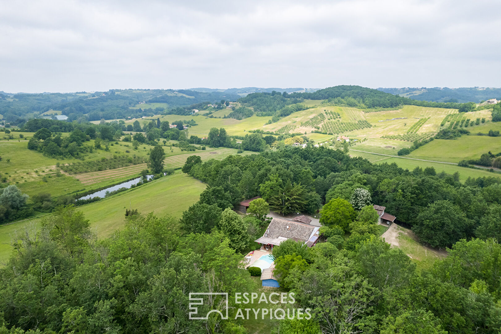 Maison avec piscine sur 11 ha de bois et prairies