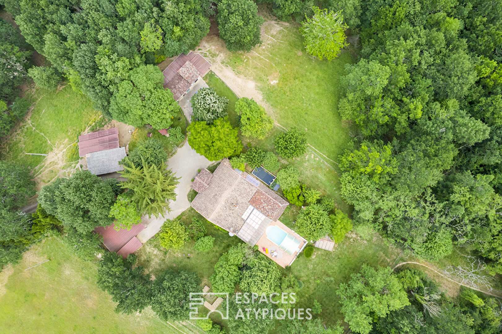 Maison avec piscine sur 11 ha de bois et prairies