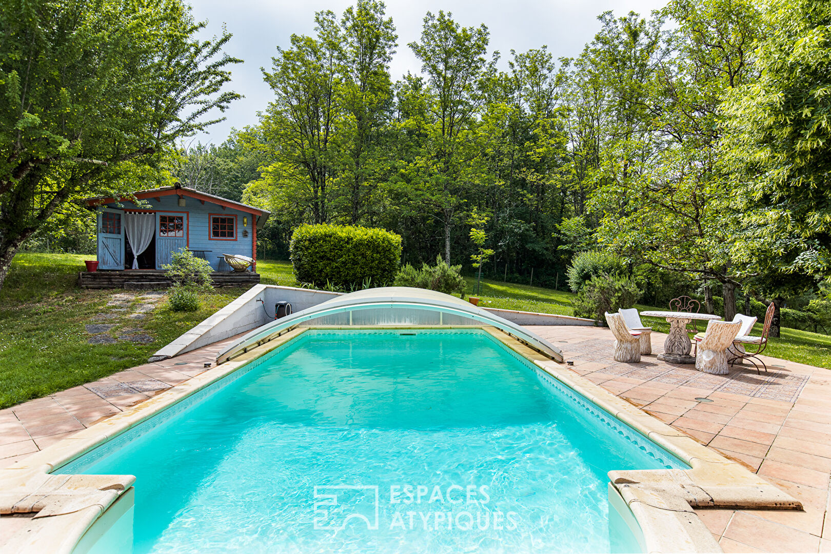 Maison avec piscine sur 11 ha de bois et prairies