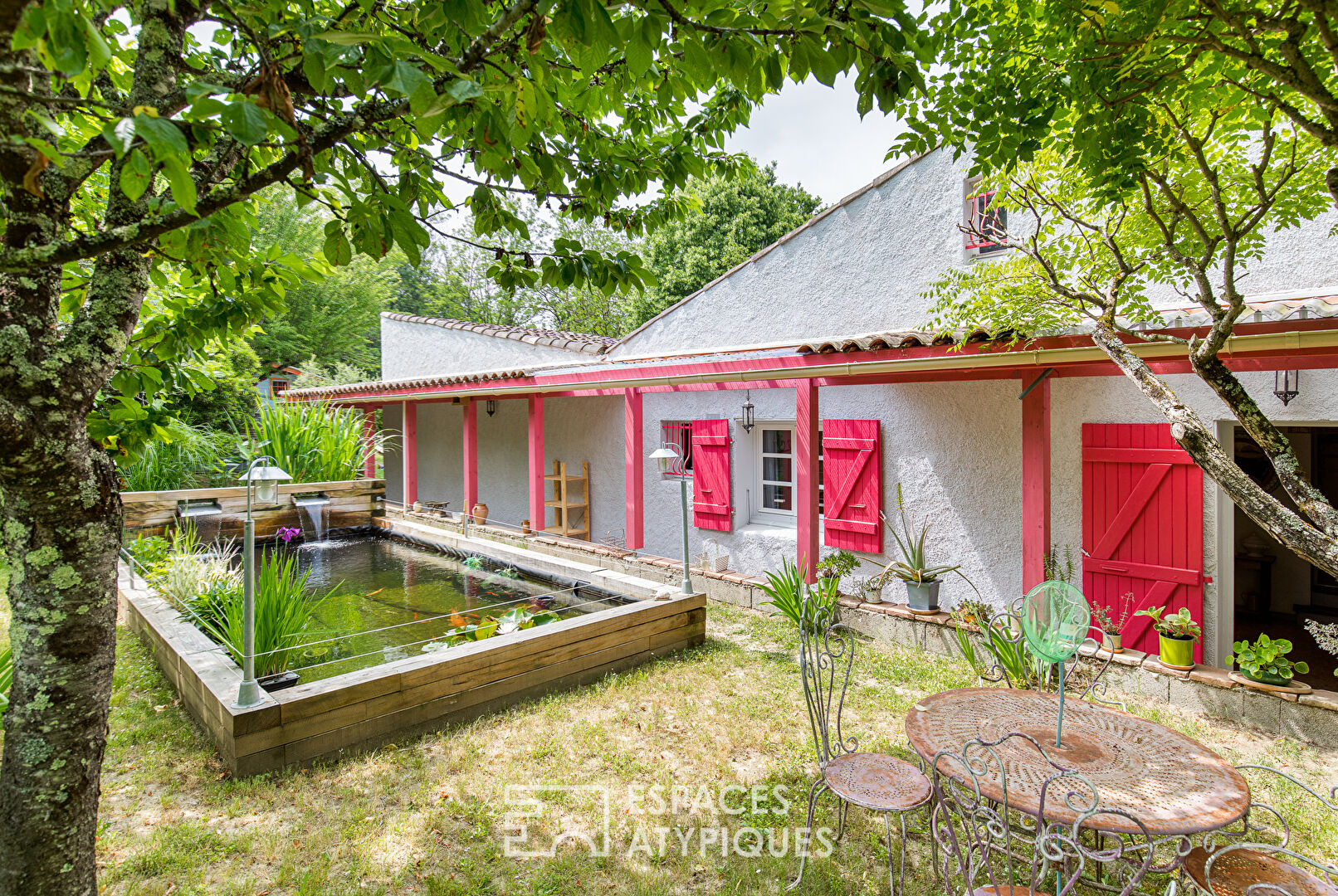 Maison avec piscine sur 11 ha de bois et prairies