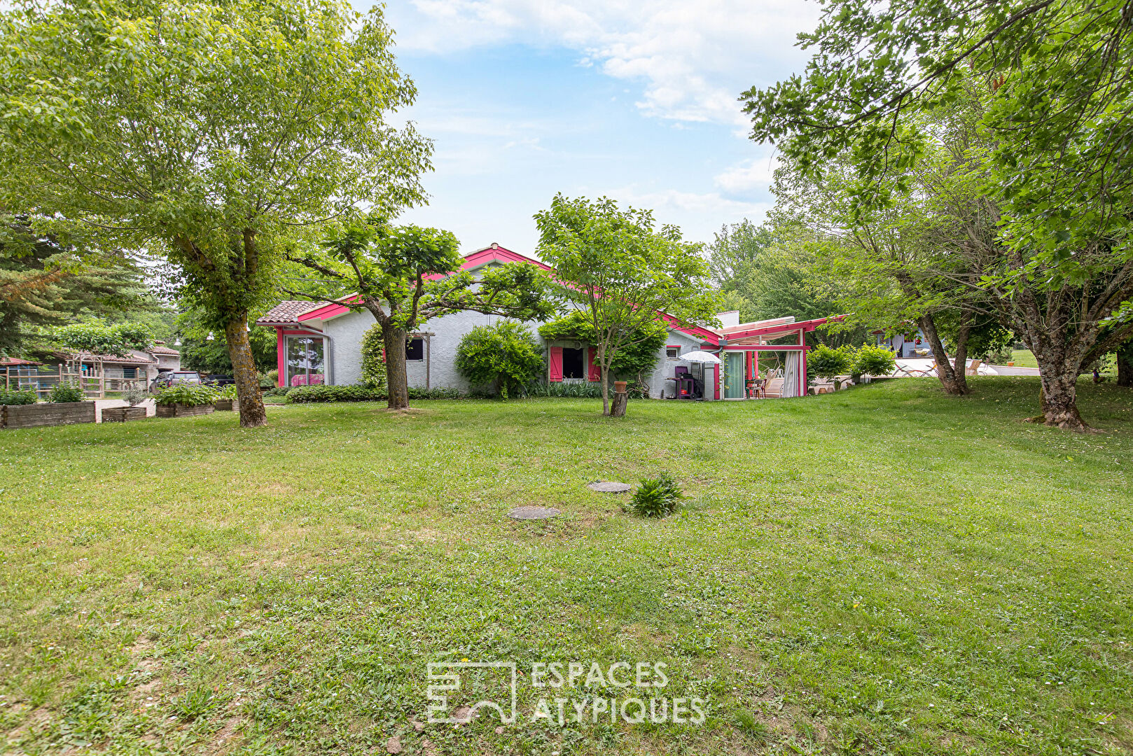 Maison avec piscine sur 11 ha de bois et prairies