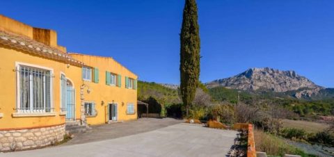 Provençal country house with exceptional view of Sainte-Victoire