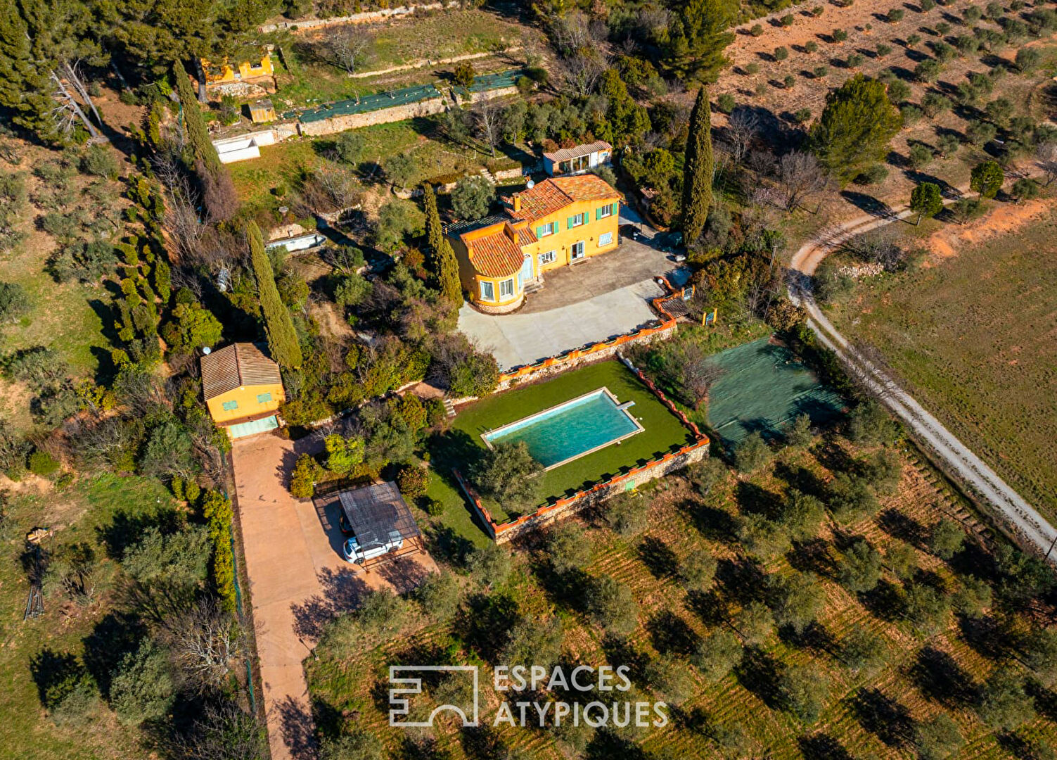 Provençal country house with exceptional view of Sainte-Victoire