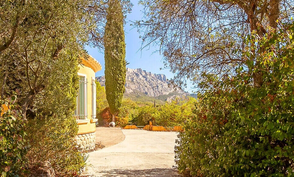 Provençal country house with exceptional view of Sainte-Victoire