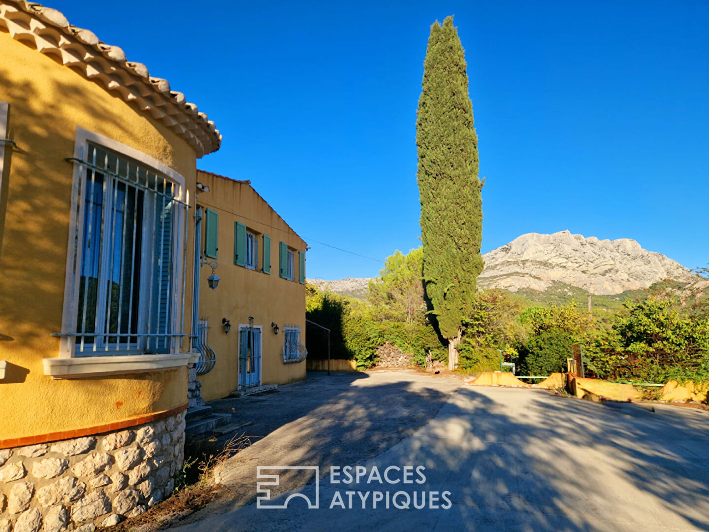 Provençal country house with exceptional view of Sainte-Victoire