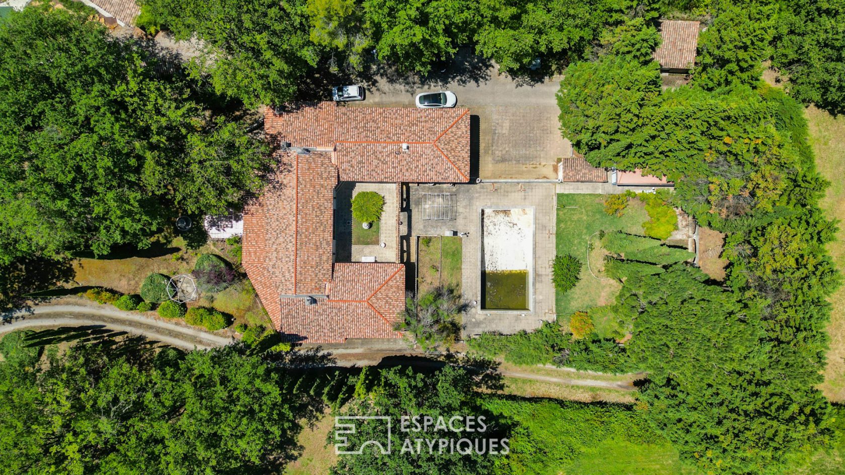 Provençal house with swimming pool and park