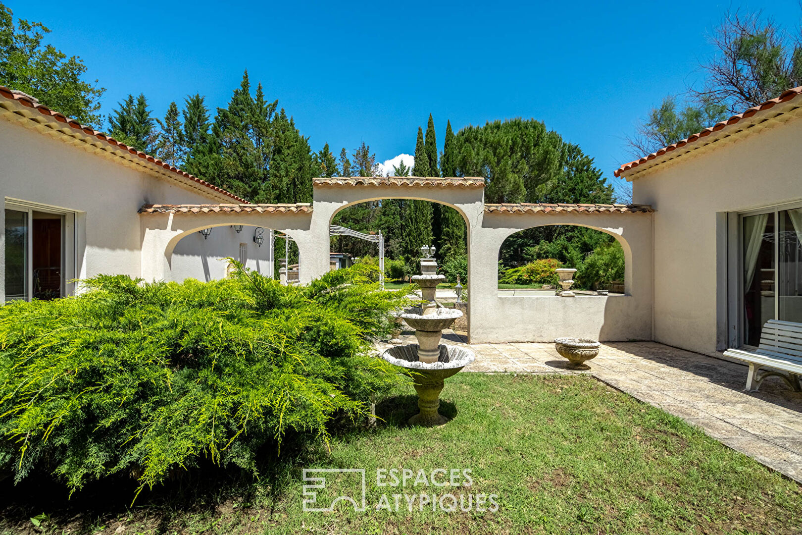 Provençal house with swimming pool and park