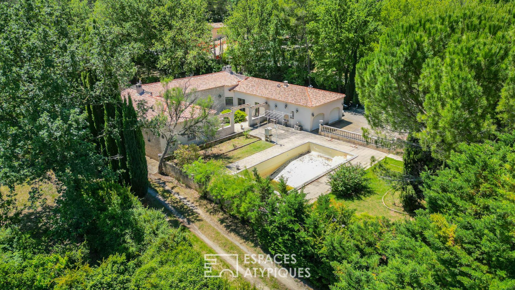 Provençal house with swimming pool and park