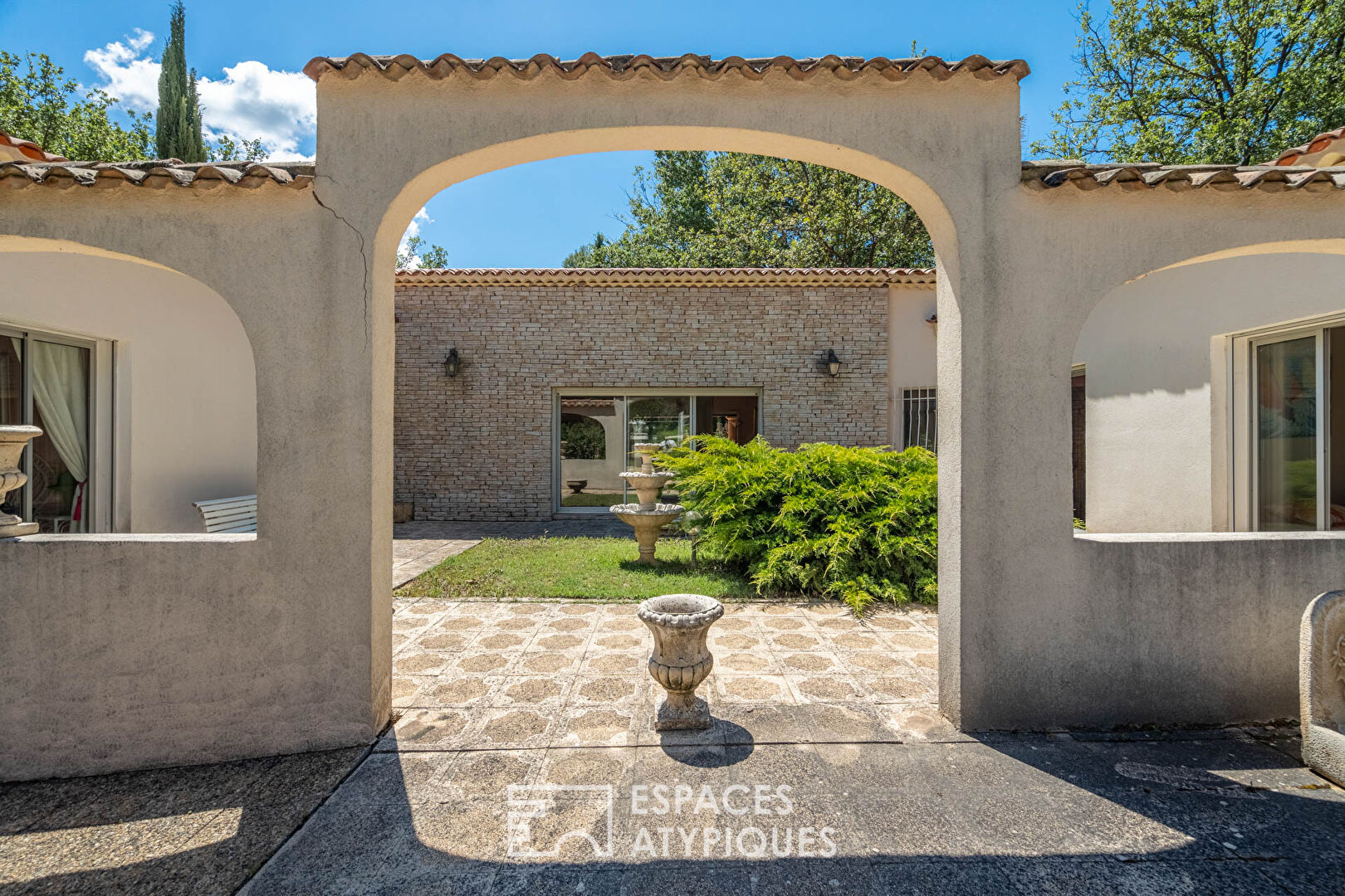 Provençal house with swimming pool and park