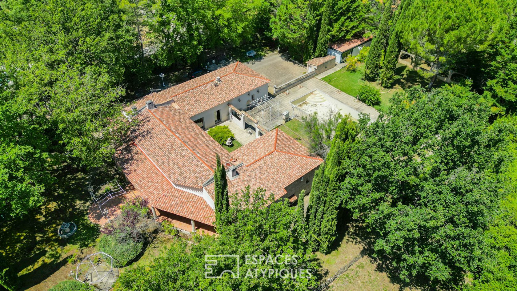 Provençal house with swimming pool and park