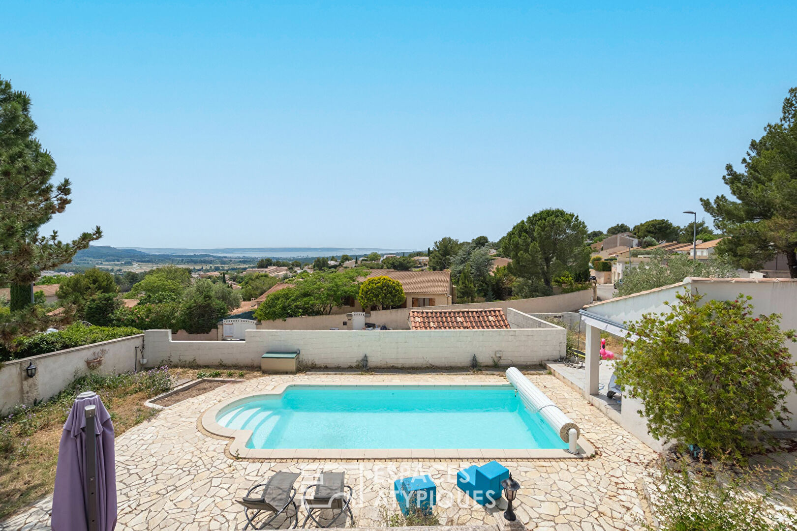 Maison provençale avec piscine et vue