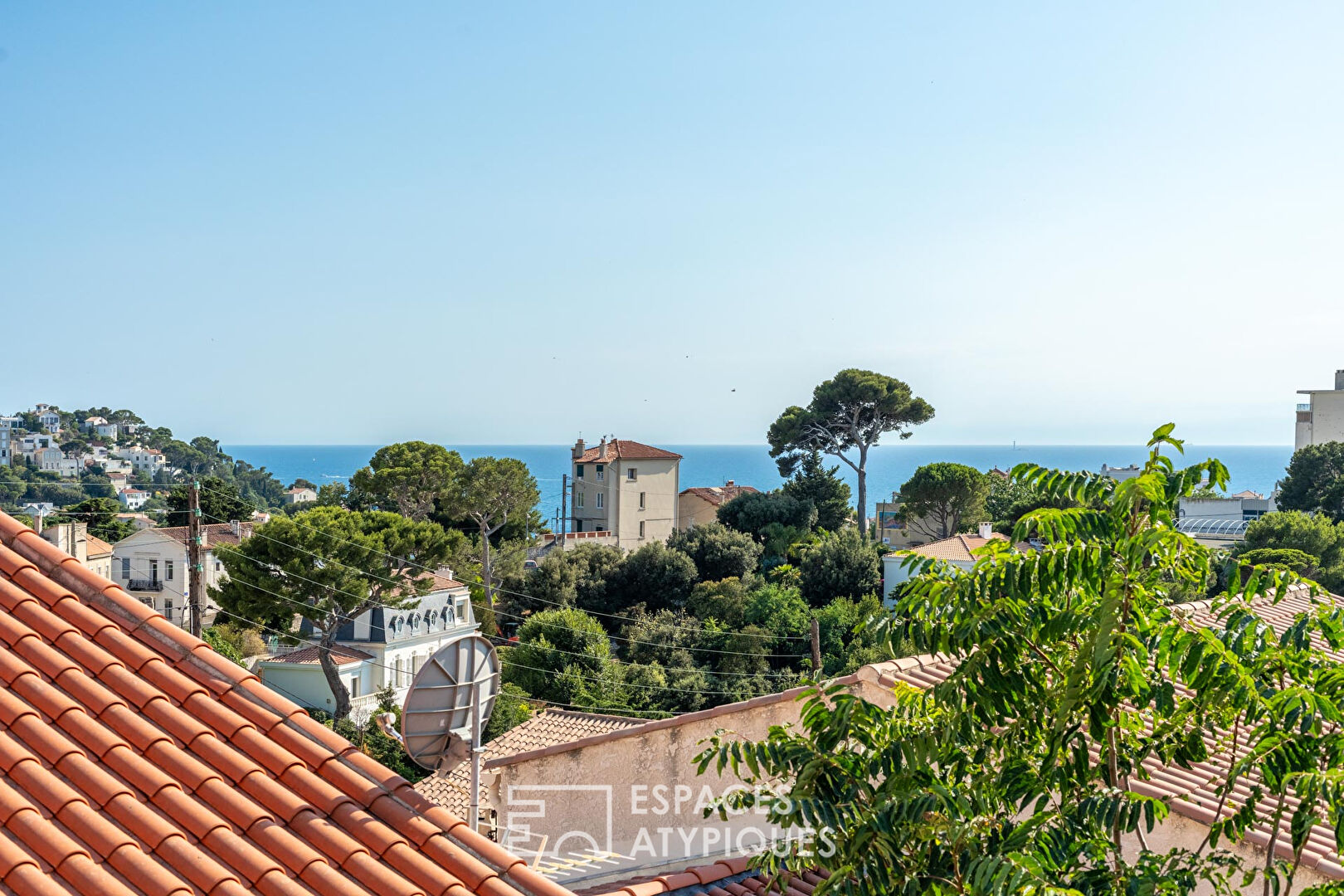 Family home with view and to renovate – Roucas Blanc