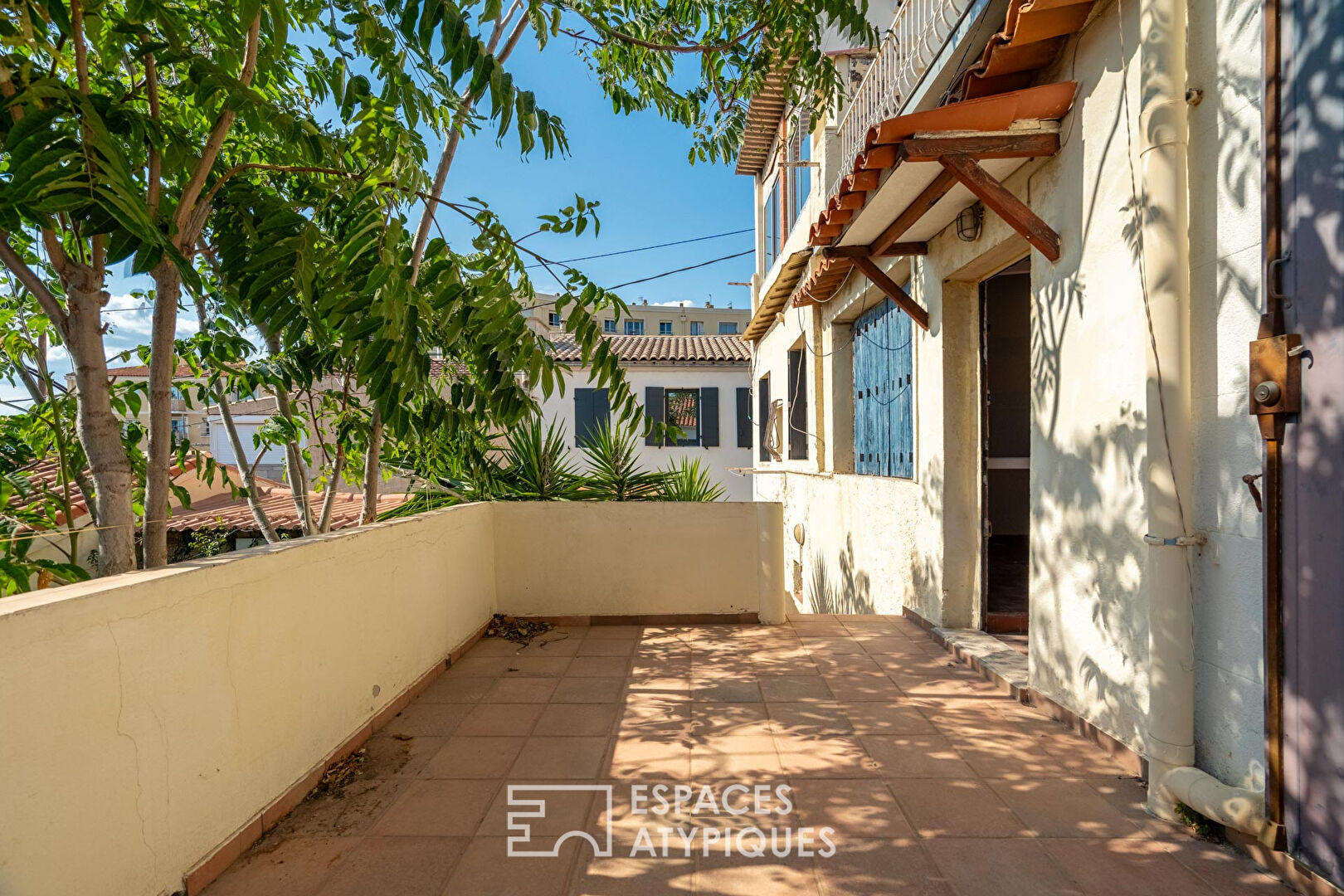 Family home with view and to renovate – Roucas Blanc