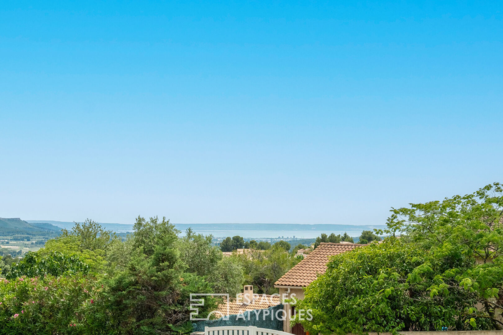 Maison provençale avec piscine et vue