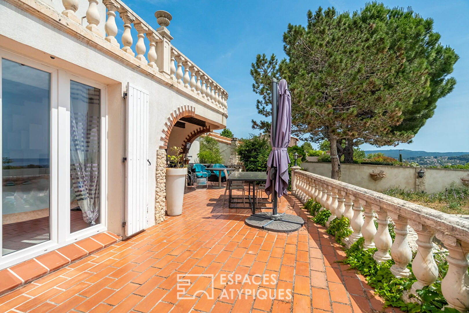 Maison provençale avec piscine et vue