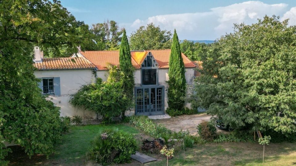 Mas provençal avec atelier contemporain