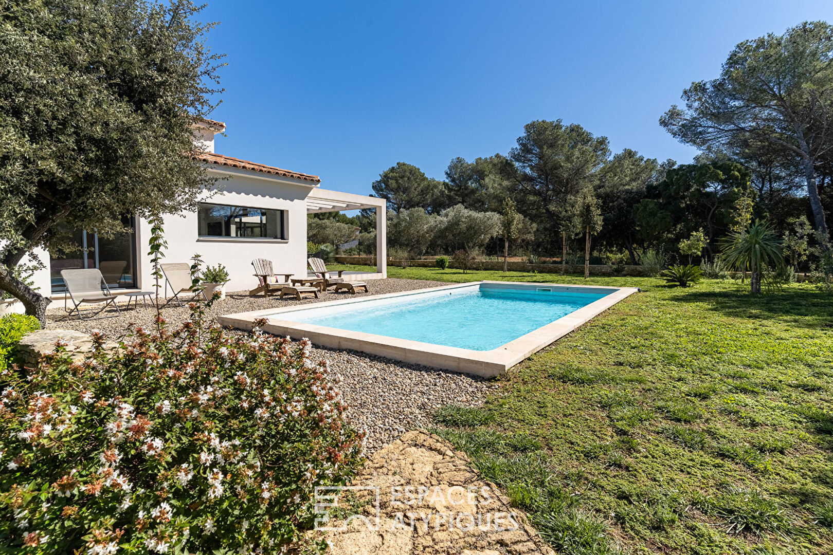 Villa Contemporaine et son Jardin Provençal