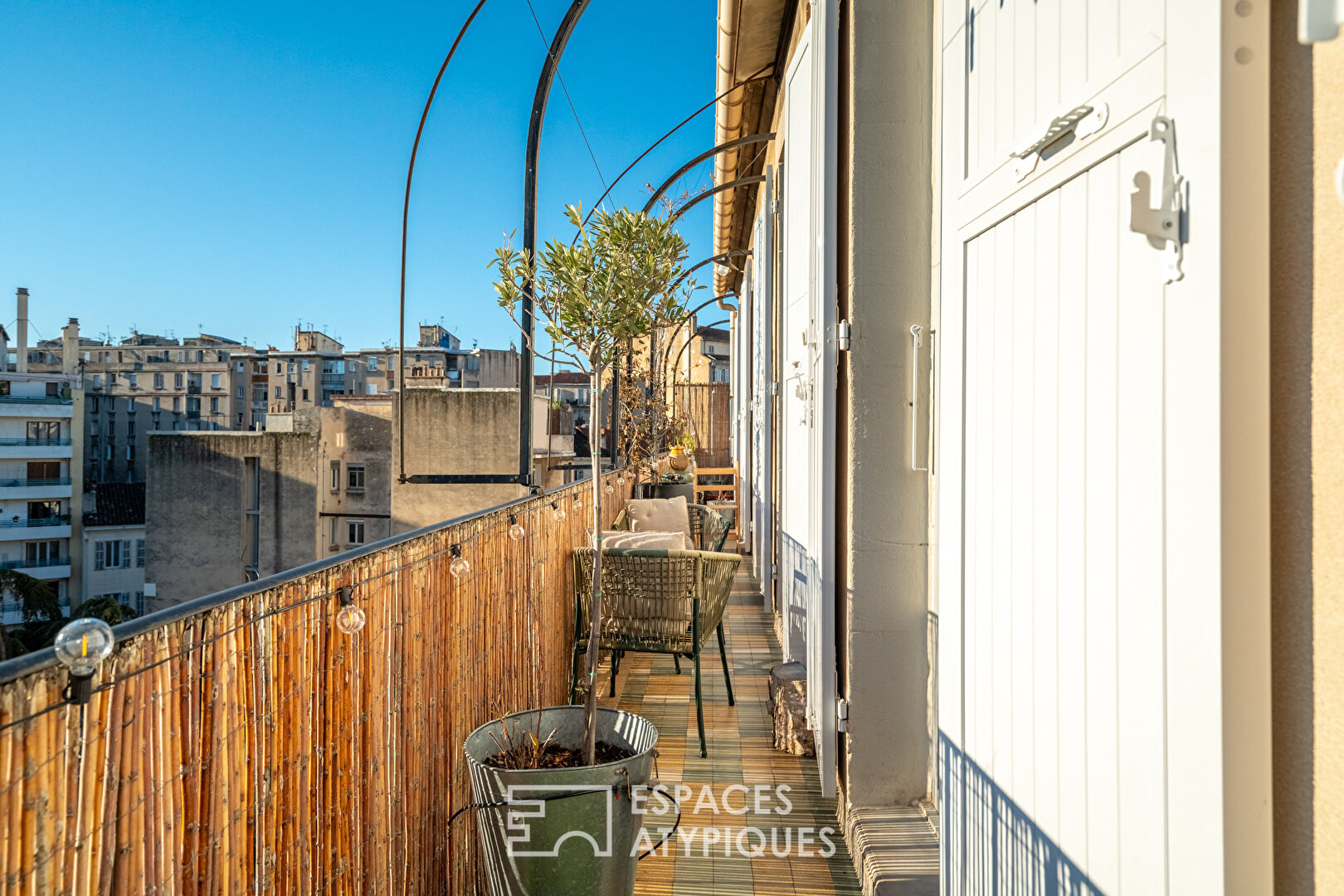 Appartement rénové en étage élevée avec vue dégagée