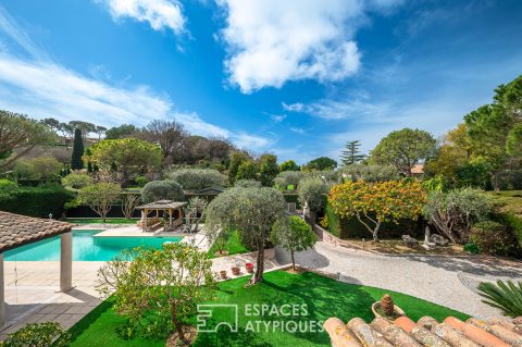 Neo-Provençal villa with swimming pool in a private domain