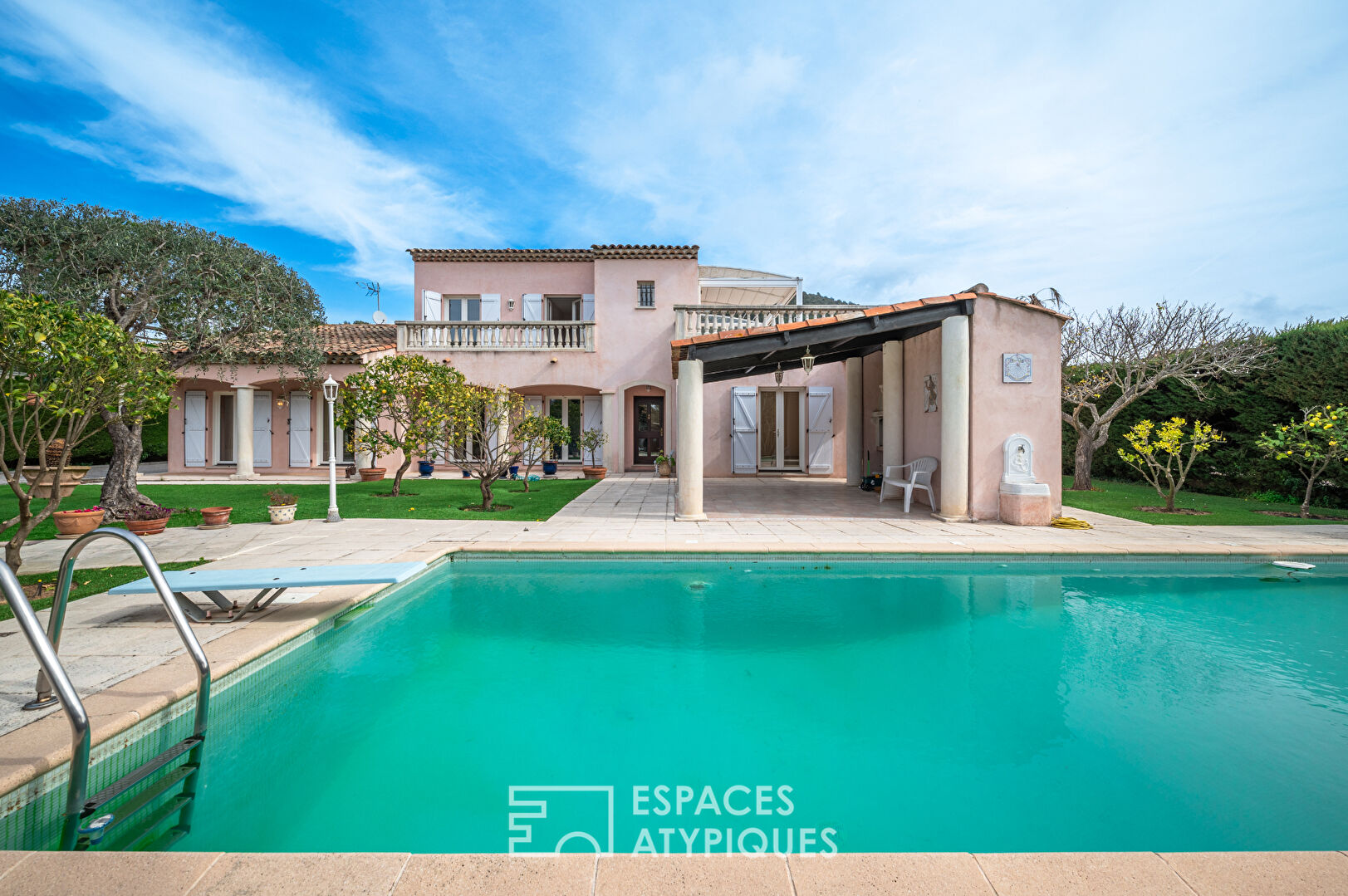 Villa Néo-Provençale avec piscine dans un domaine privé