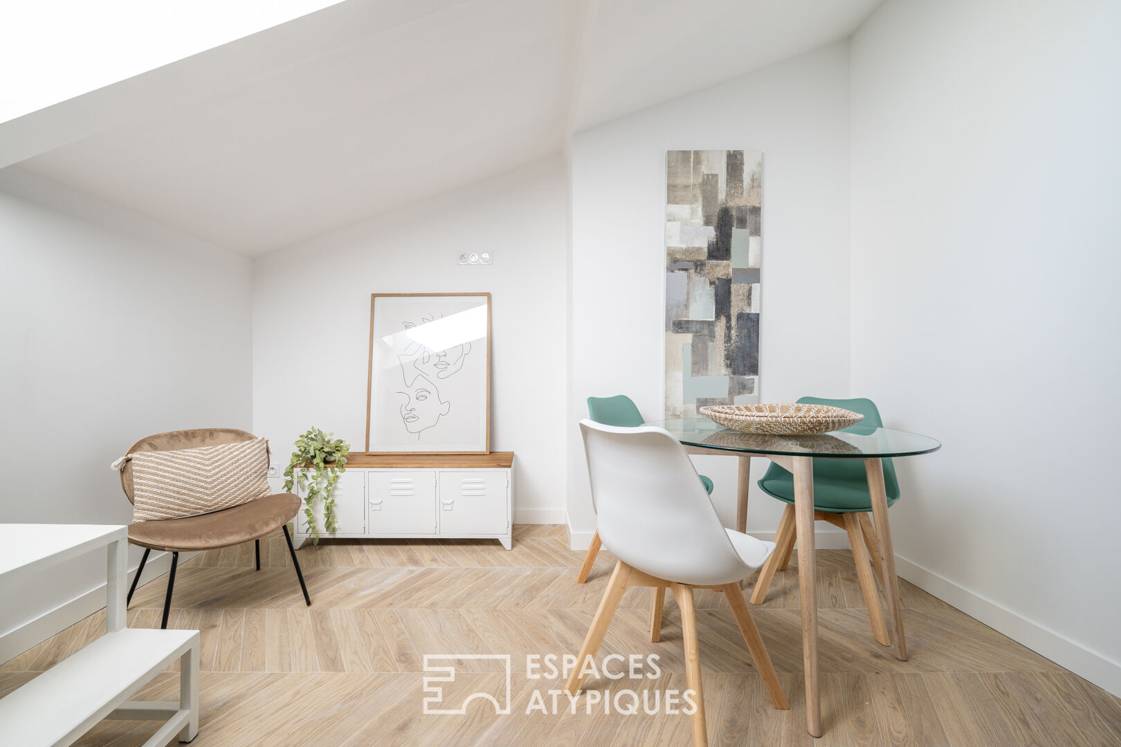 Two rooms renovated in a building of character in Nice