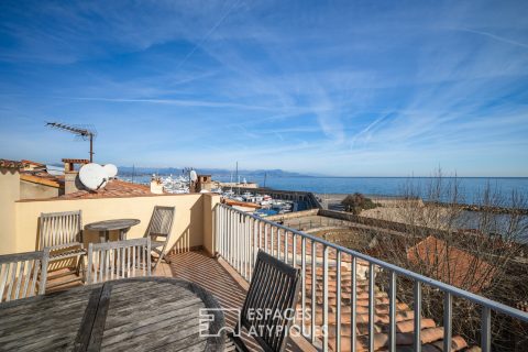 Townhouse with terrace facing the sea