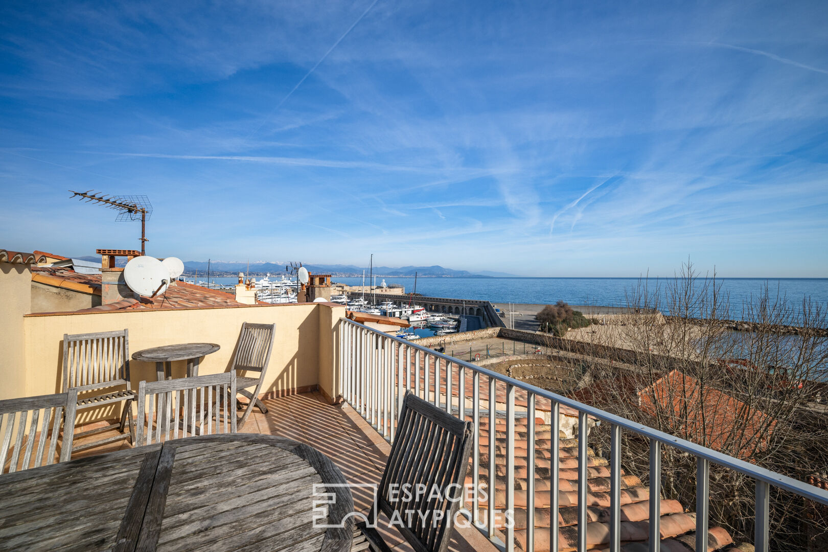 Maison de caractère au coeur de la vieille-ville avec terrasse face mer