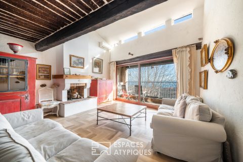 Townhouse with terrace facing the sea