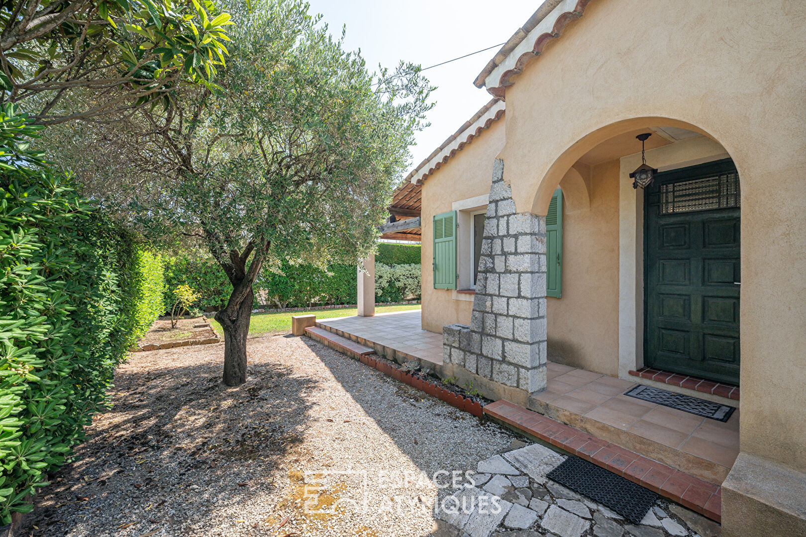 Provencal house 6 rooms 142 m2, quiet and not overlooked