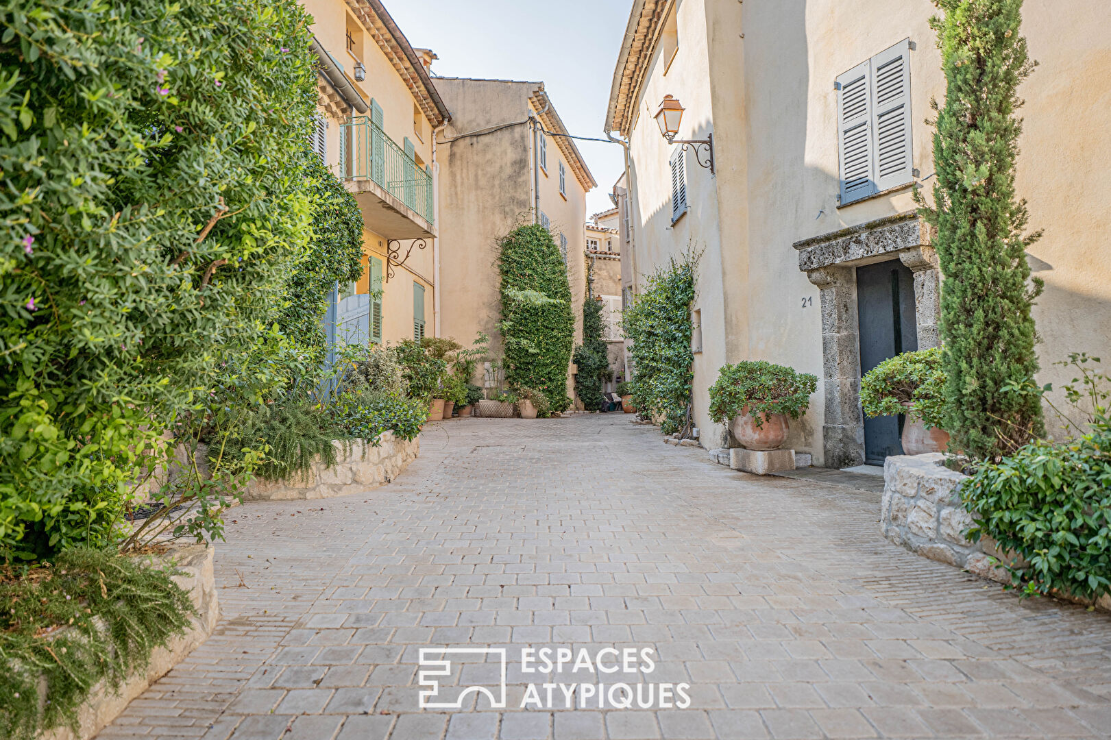 Charming renovated apartment in the heart of the village of Mougins