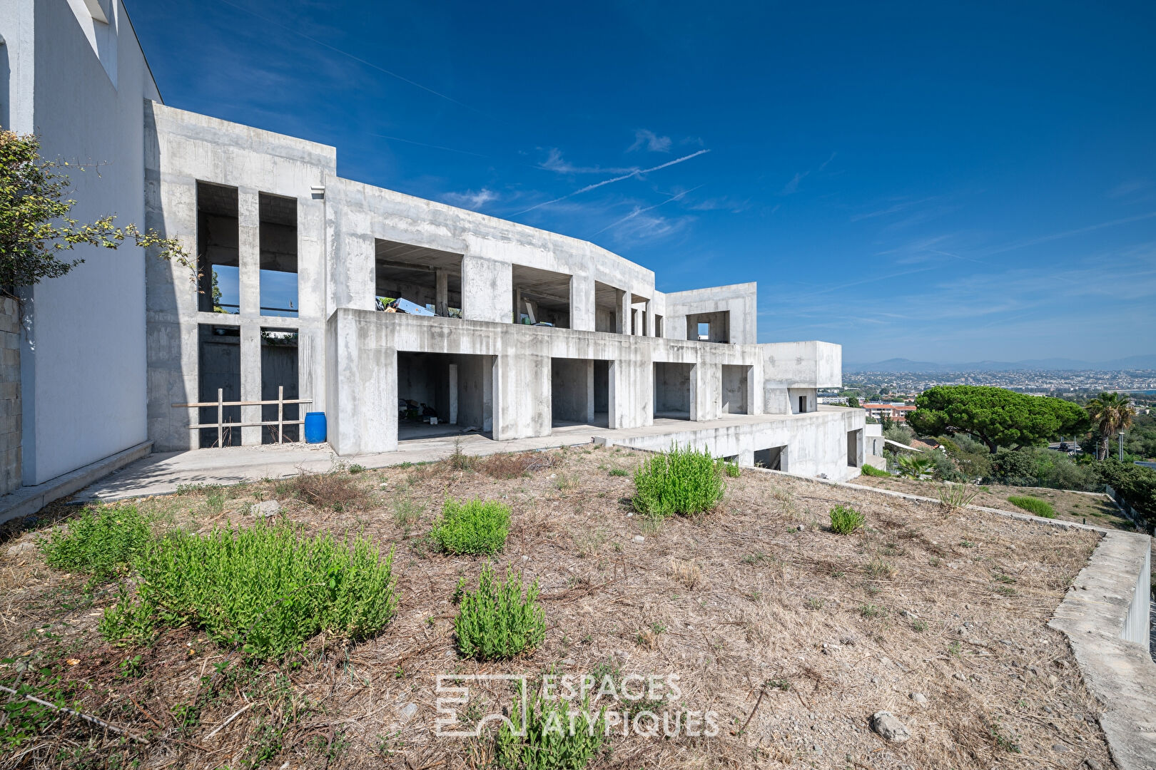 Villa Californienne prête à finir avec vue mer panoramique.