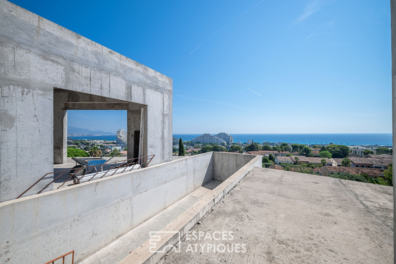 Villa Californienne prête à finir avec vue mer panoramique.