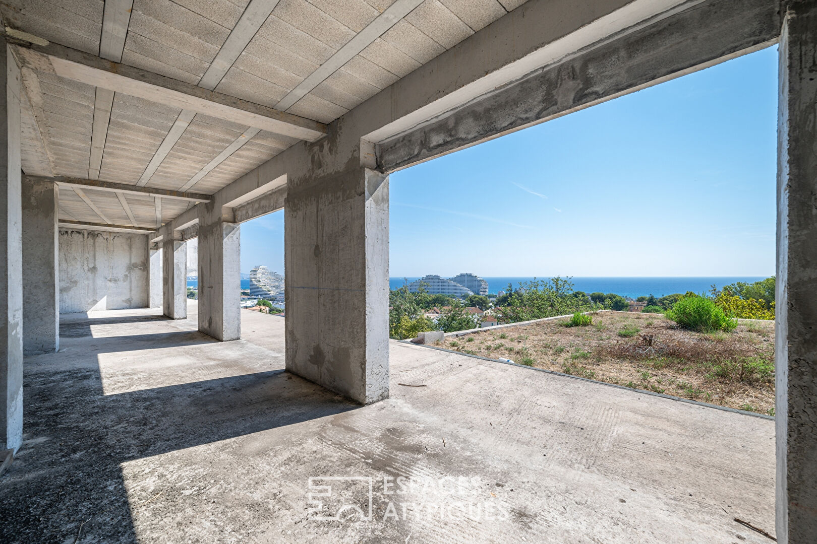 Villa Californienne prête à finir avec vue mer panoramique.