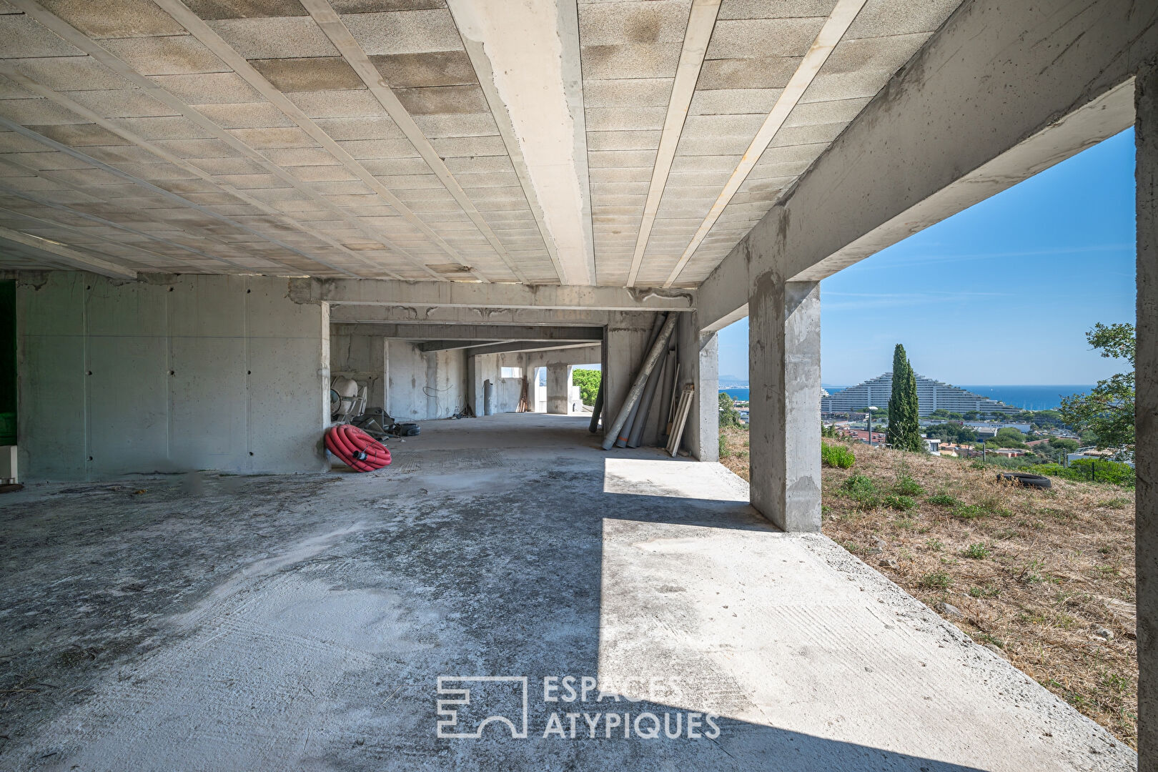 Villa Californienne prête à finir avec vue mer panoramique.