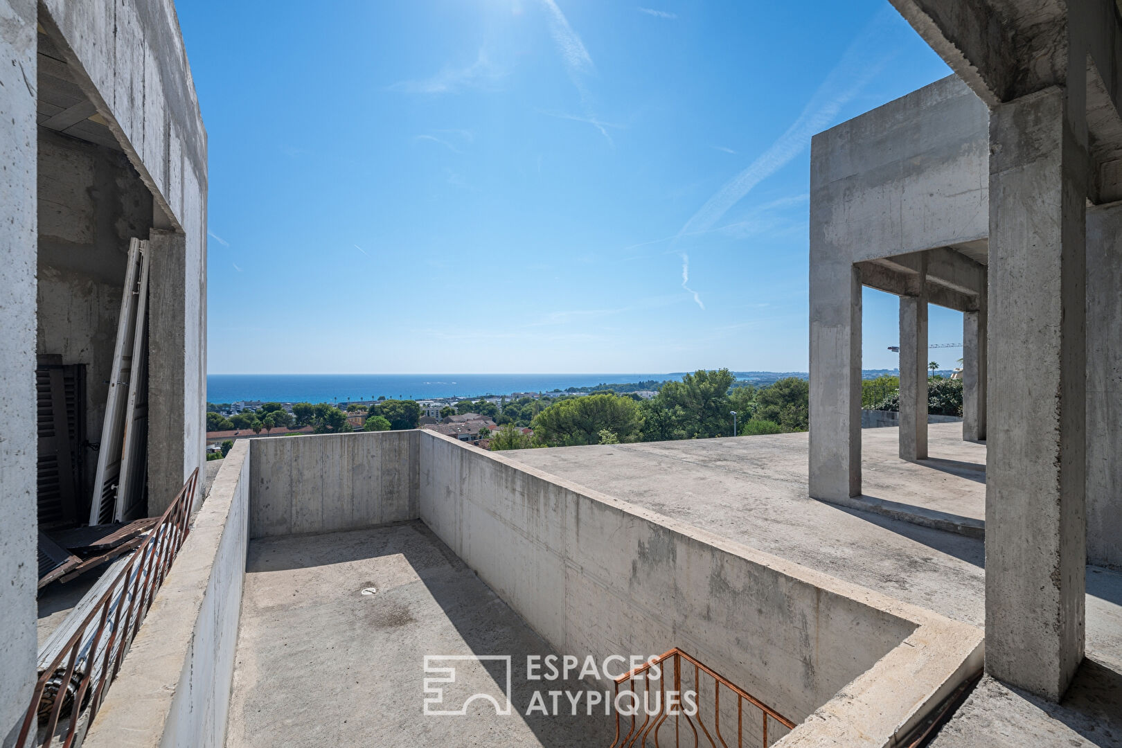 Villa Californienne prête à finir avec vue mer panoramique.