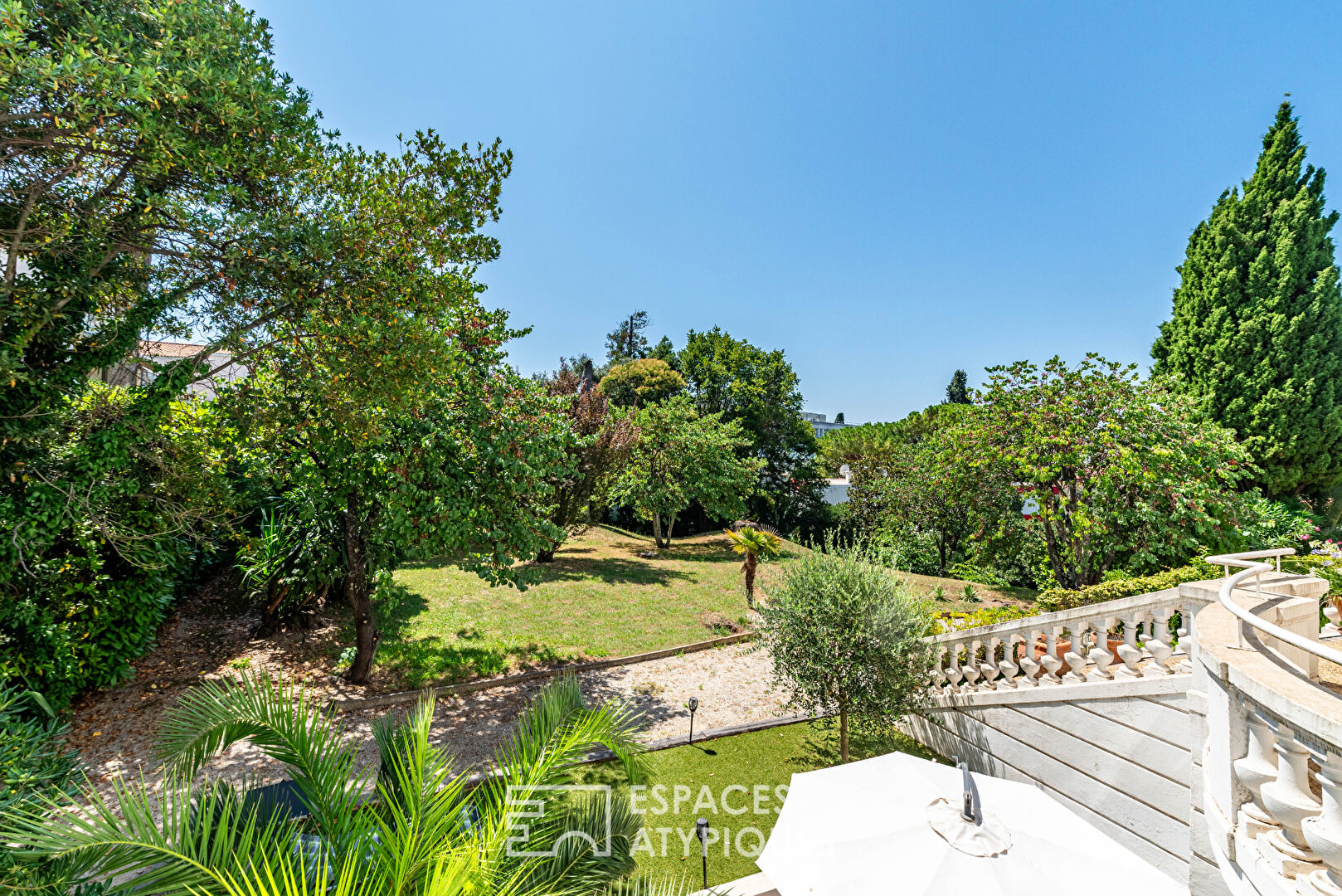 Beautiful apartment with garden in bourgeois house