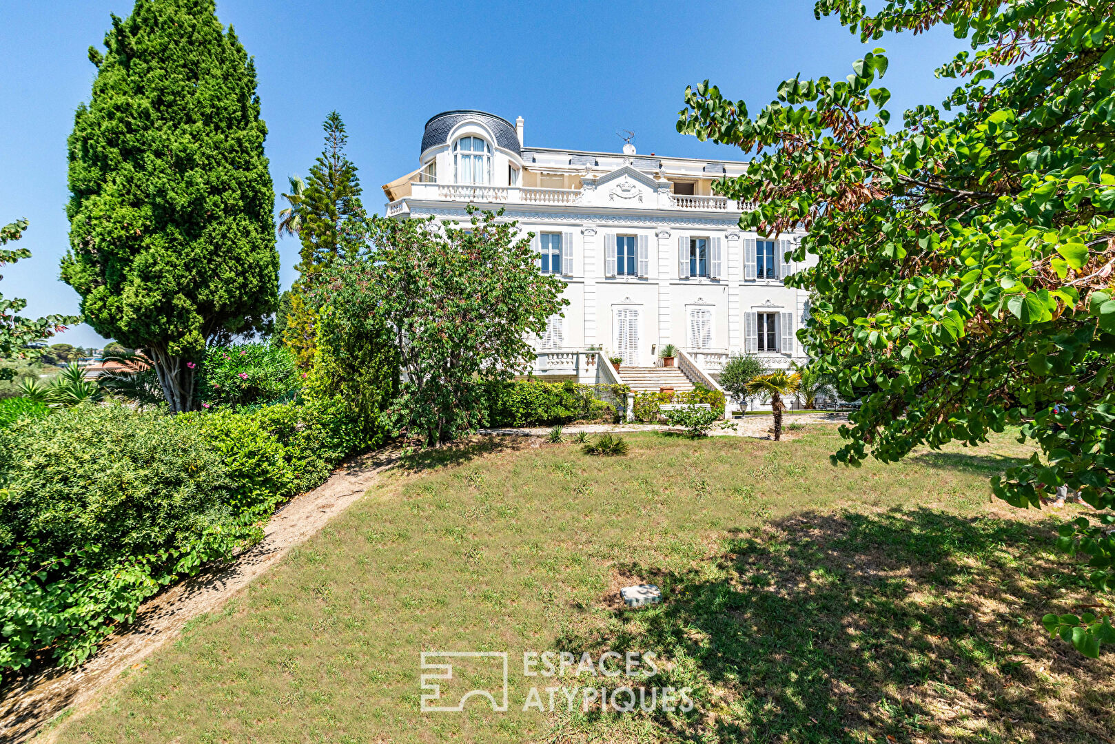 Beautiful apartment with garden in bourgeois house